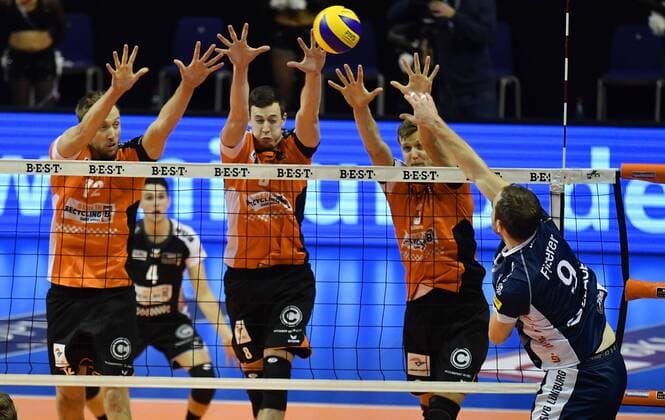 Eric Fitter (Lüneburg), beim Angriff, hinten +b12+ Graham Vigrass (BR Volleys), Robert Kromm (BR Volleys), BR Volleys Berlin - SVG Lüneburg Deutsche Volleyball Liga, Saison 2016 2017, Herren, Männer, Männer, men, Volleyball, Deutschland, Germany, Max-Schmeling-Halle Berlin, 30.10.2016