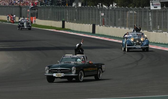 British driver Lewis Hamilton from Mercedes greets the public during a parade prior to Mexico s Formula One Grand Prix at Hermanos Rodriguez racetrack in Mexico City, Mexico, 30 October 2016. EFE Jose Mendez MEXICO S FORMULA ONE GRAND PRIX !ACHTUNG: NUR REDAKTIONELLE NUTZUNG!  MEX001 20161030-636134519123905759