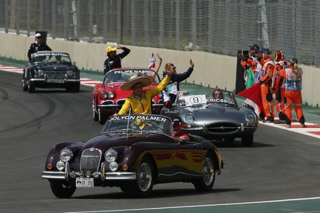 British driver Jolyon Palmer (C) from Renault greets the public during a parade prior to Mexico s Formula One Grand Prix at Hermanos Rodriguez racetrack in Mexico City, Mexico, 30 October 2016. EFE Jose Mendez MEXICO S FORMULA ONE GRAND PRIX !ACHTUNG: NUR REDAKTIONELLE NUTZUNG!  MEX001 20161030-636134527719922328