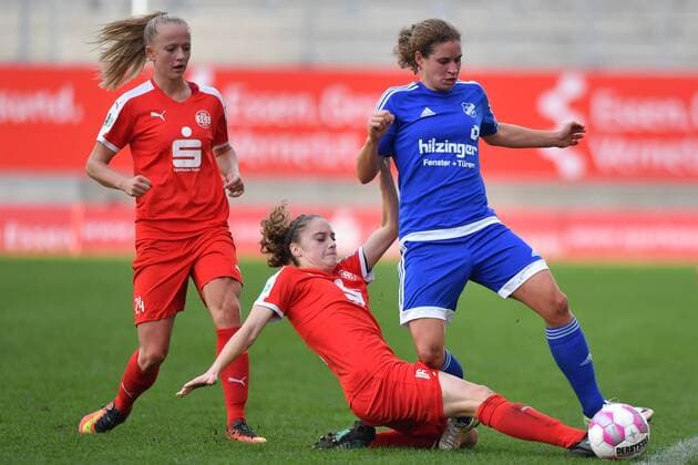 Lea Schüller (SGS Essen) (24) schaut Jaqueline Klasen (SGS Essen) (16) bei Grätsche gegen Nina Burger (SC Sand) (19) zu, Allianz Frauen-Bundesliga : SGS Essen - SC Sand, xmkx