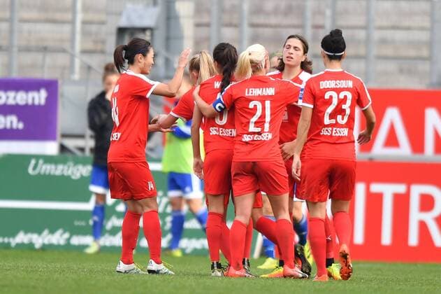 Jubel, Freuen, celebrate, happy, cheer , Goal Celebration SGS Essen zum 1:0 - Teamjubel, Allianz Frauen-Bundesliga : SGS Essen - SC Sand, xmkx