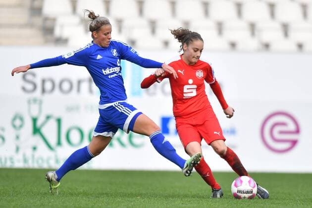 Jana Vojtekova (SC Sand) (20) springt Jaqueline Klasen (SGS Essen) (16) in die Flanke, Allianz Frauen-Bundesliga : SGS Essen - SC Sand, xmkx