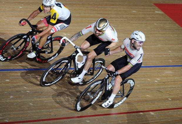 PARIS 2024, OLYMPIC LEGENDS: Bradley Wiggins Track cycling Rad Radsport Bahnrad Bahn - Six Day London - Day Six: Olympic Velodrome, Lee Valley VeloPark Bradley Wiggins and Mark Cavendish change over in the Madison. COLORSPORT ANDREW COWIE 