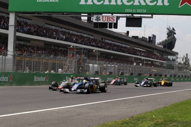 Mexican Grand Prix, Mexico City 27 - 30 October 2016 30.10.2016 - Race, Esteban Gutierrez (MEX) Haas F1 Team VF-16 and Marcus Ericsson (SUE) Sauber C34 