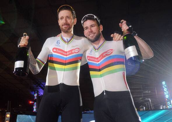 Bilder des Tages - SPORT Track cycling Rad Radsport Bahnrad Bahn - Six Day London - Day Six: Olympic Velodrome, Lee Valley VeloPark Bradley Wiggins and Mark Cavendish with their Champagne after coming 2nd in the Madison. COLORSPORT ANDREW COWIE 