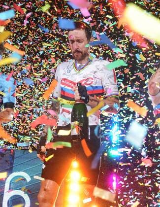 Track cycling Rad Radsport Bahnrad Bahn - Six Day London - Day Six: Olympic Velodrome, Lee Valley VeloPark Bradley Wiggins shows his dejection after finishing 2nd overall after the final race, the Madison. COLORSPORT ANDREW COWIE 