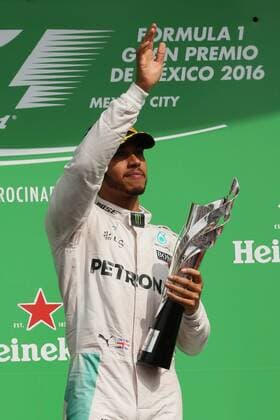 British driver Lewis Hamilton, from Mercedes team, celebrates his victory at the Grand Prix of Formula One of Mexico at Autodromo Hermanos Rodriguez in Mexico City, Mexico, 30 October 2016. EFE Jose Mendez Mexico s Formula One Grand Prix !ACHTUNG: NUR REDAKTIONELLE NUTZUNG!  MEX134 74177170st