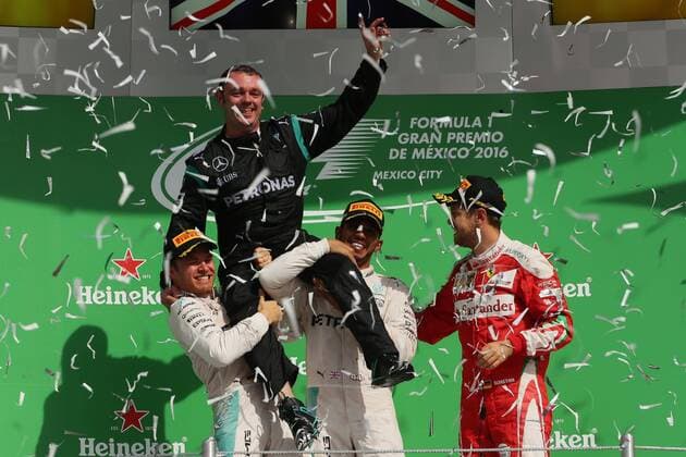 British driver Lewis Hamilton (C), first qualified, German Nico Rosberg (L), second qualified, and German Sebastian Vettel (R), third qualified, celebrate with Mercedes Benz coordinatior Tony Walton (up) after Mexico s Formula One Grand Prix, held at Autodromo Hermanos Rodriguez, in Mexico City, Mexico, 30 October 2016. Mexico s Formula One Grand Prix !ACHTUNG: NUR REDAKTIONELLE NUTZUNG! MEX134 20161030-636134651888740267