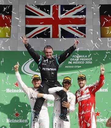 British driver Lewis Hamilton (C), first qualified, German Nico Rosberg (L), second qualified, and German Sebastian Vettel (R), third qualified, celebrate with Mercedes Benz coordinatior Tony Walton (up) after Mexico s Formula One Grand Prix, held at Autodromo Hermanos Rodriguez, in Mexico City, Mexico, 30 October 2016. Mexico s Formula One Grand Prix !ACHTUNG: NUR REDAKTIONELLE NUTZUNG! MEX134 20161030-636134652510704293