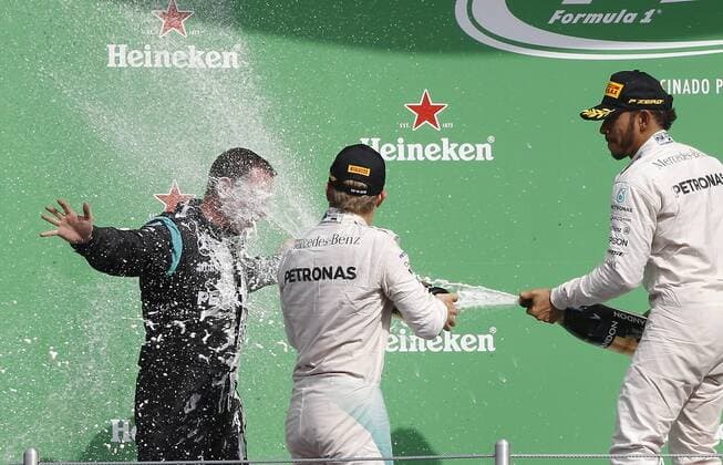 British driver Lewis Hamilton (R), first qualified, and German Nico Rosberg (C), celebrate with Mercedes Benz coordinatior Tony Walton (L) after Mexico s Formula One Grand Prix, held at Autodromo Hermanos Rodriguez, in Mexico City, Mexico, 30 October 2016. Mexico s Formula One Grand Prix !ACHTUNG: NUR REDAKTIONELLE NUTZUNG!  MEX134 20161030-636134652572167505