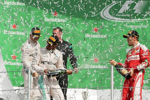 British driver Lewis Hamilton (2L), first qualified, German Nico Rosberg (L), second qualified, and German Sebastian Vettel, (R) third qualified celebrate with Mercedes Benz coordinatior Tony Walton (3L) after Mexico s Formula One Grand Prix, held at Autodromo Hermanos Rodriguez, in Mexico City, Mexico, 30 October 2016. Mexico s Formula One Grand Prix !ACHTUNG: NUR REDAKTIONELLE NUTZUNG!  MEX134 20161030-636134654433379643