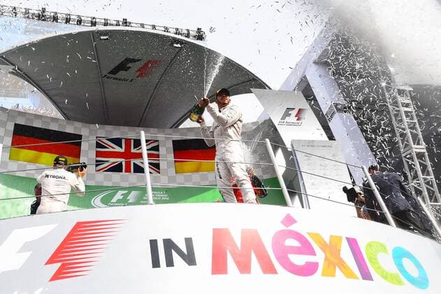 Lewis Hamilton (Mercedes AMG Petronas Formula One Team) bejubelt seinen Sieg, Grosser Preis von Mexiko 2016, Motorsport, Formel 1, 30.10.2016, Mexiko City Copyright: xAndre Eibner-Pressefotox EP_AND