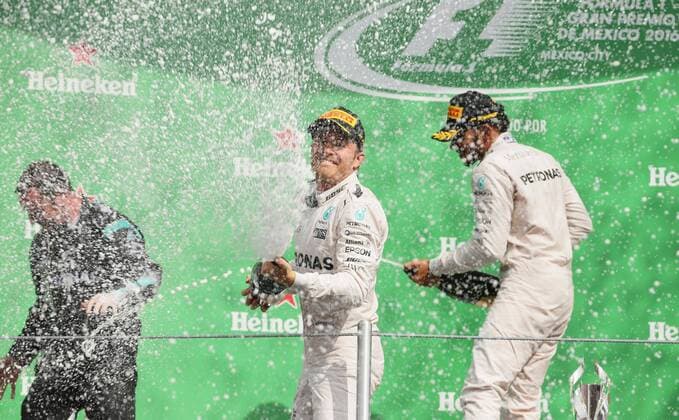 British driver Lewis Hamilton (R), first qualified, and German Nico Rosberg (C), celebrate with Mercedes Benz coordinatior Tony Walton (L) after Mexico s Formula One Grand Prix, held at Autodromo Hermanos Rodriguez, in Mexico City, Mexico, 30 October 2016. Mexico s Formula One Grand Prix !ACHTUNG: NUR REDAKTIONELLE NUTZUNG!  MEX134 20161030-636134657575179363