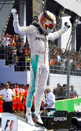 Lewis Hamilton (Mercedes AMG Petronas Formula One Team) bejubelt seinen Sieg mit einem Sprung von seinem Auto, Grosser Preis von Mexiko 2016, Motorsport, Formel 1, 30.10.2016, Mexiko City Copyright: xAndre Eibner-Pressefotox EP_JAE