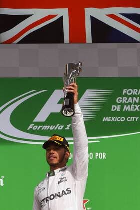 Themen der Woche - Sport Bilder des Tages - SPORT Lewis Hamilton (Mercedes AMG Petronas Formula One Team) bejubelt seinen Sieg mit Pokal, Grosser Preis von Mexiko 2016, Motorsport, Formel 1, 30.10.2016, Mexiko City Copyright: xAndre Eibner-Pressefotox EP_JAE
