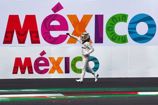 Lewis Hamilton (Mercedes AMG Petronas Formula One Team) jubelt den Fans zu mit Hintergrund Mexico, Grosser Preis von Mexiko 2016, Motorsport, Formel 1, 30.10.2016, Mexiko City Copyright: xAndre Eibner-Pressefotox EP_JAE