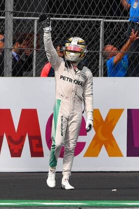 Lewis Hamilton (Mercedes AMG Petronas Formula One Team) jubelt den Fans zu mit Hintergrund Mexico, Grosser Preis von Mexiko 2016, Motorsport, Formel 1, 30.10.2016, Mexiko City Copyright: xAndre Eibner-Pressefotox EP_JAE