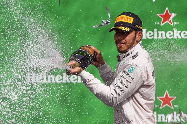 Lewis Hamilton (Mercedes AMG Petronas Formula One Team) spritzt mit Champagner, Grosser Preis von Mexiko 2016, Motorsport, Formel 1, 30.10.2016, Mexiko City Copyright: xAndre Eibner-Pressefotox EP_JAE