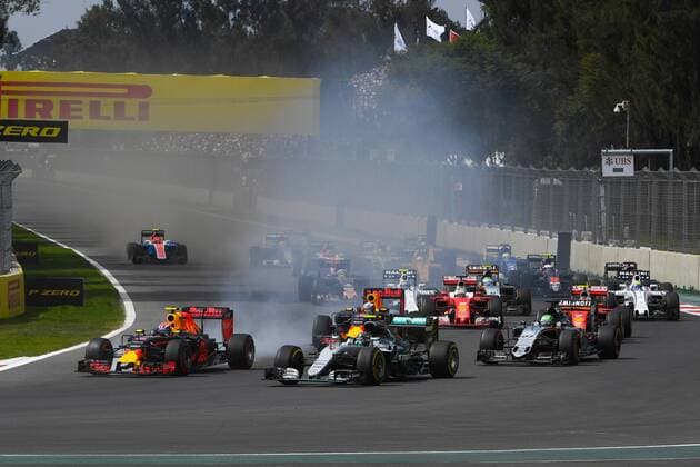 Max Verstappen (Red Bull Racing) verbremst sich in der ersten Kurve und trifft daufhin Nico Rosberg (Mercedes AMG Petronas Formula One Team), Grosser Preis von Mexiko 2016, Motorsport, Formel 1, 30.10.2016, Mexiko City Copyright: xAndre Eibner-Pressefotox EP_JAE