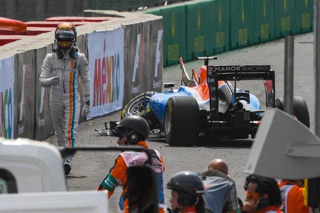 Pascal Wehrlein (Manor Racing) hat sein Fahrzeug nach seinem Unfall verlassen, Grosser Preis von Mexiko 2016, Motorsport, Formel 1, 30.10.2016, Mexiko City Copyright: xAndre Eibner-Pressefotox EP_JAE