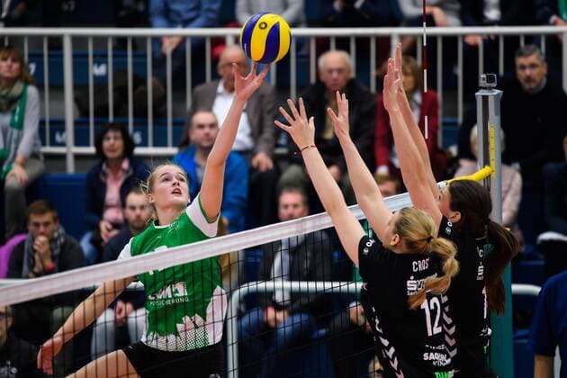 30.10.2016, Halle Berg Fidel, Muenster Volleyball, Bundesliga Frauen, Normalrunde, USC Münster Muenster vs. Dresdner SC Angriff Hanna Orthmann ( 12 Muenster) - Block Doppelblock Jennifer Cross ( 12 Dresden), Elizabeth Ann Mc Mahon ( 14 Dresden)