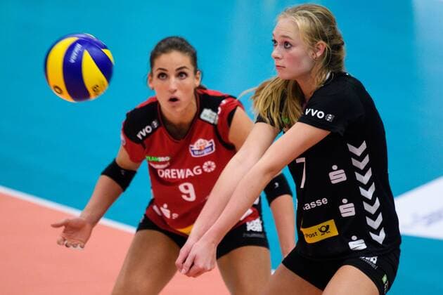 30.10.2016, Halle Berg Fidel, Muenster Volleyball, Bundesliga Frauen, Normalrunde, USC Münster Muenster vs. Dresdner SC Myrthe Schoot ( 9 Dresden), Annahme Dominika Strumilo ( 7 Dresden)