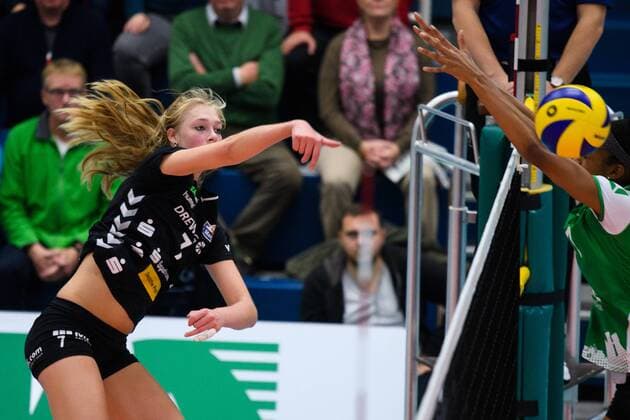 30.10.2016, Halle Berg Fidel, Muenster Volleyball, Bundesliga Frauen, Normalrunde, USC Münster Muenster vs. Dresdner SC Angriff Dominika Strumilo ( 7 Dresden)