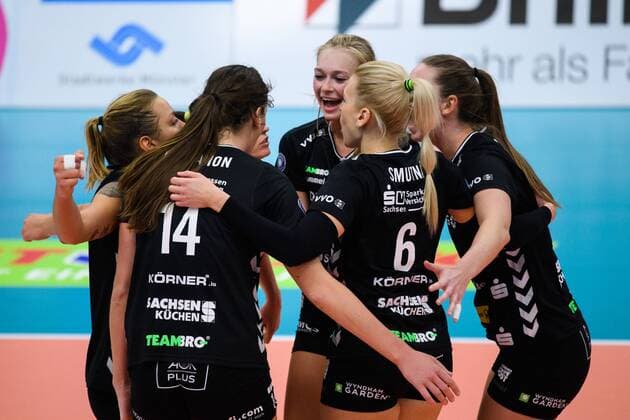 30.10.2016, Halle Berg Fidel, Muenster Volleyball, Bundesliga Frauen, Normalrunde, USC Münster Muenster vs. Dresdner SC Jubel Katharina Schwabe ( 16 Dresden), Elizabeth Ann Mc Mahon ( 14 Dresden), Dominika Strumilo ( 7 Dresden), Lucie Smutna ( 6 Dresden), Erin Johnson ( 18 Dresden)
