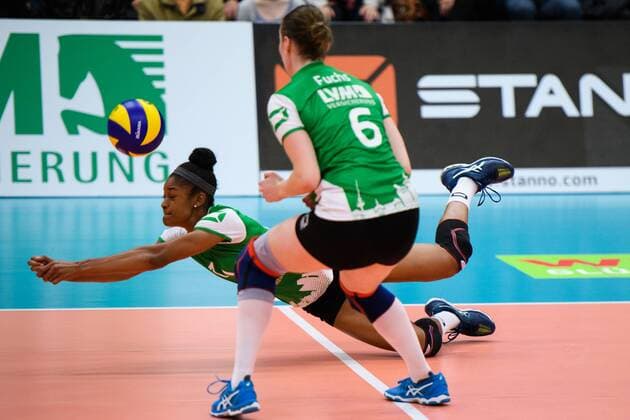 30.10.2016, Halle Berg Fidel, Muenster Volleyball, Bundesliga Frauen, Normalrunde, USC Münster Muenster vs. Dresdner SC Abwehr Erica Wilson ( 11 Muenster), Sina Fuchs ( 6 Muenster)