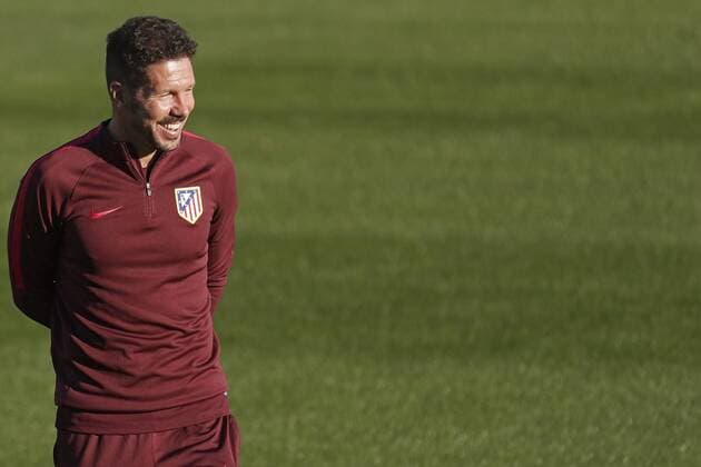 Atletico Madrid s Argentinian head coach Diego Simeone during the training of the team held at Sports City Cerro del Espino in Madrid, Spain on 31 October 2016 on the eve of their Champions League match against Rostov at Vicente Calderon stadium. Atletico Madrid s training !ACHTUNG: NUR REDAKTIONELLE NUTZUNG!  20161031-636135337031324830