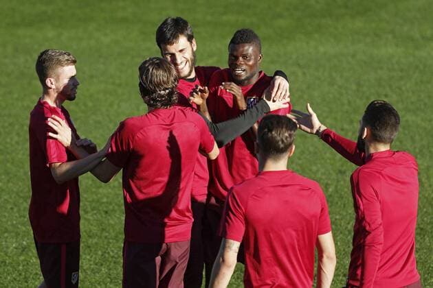 Atletico Madrid s Ghanian midfielder, Thomas Partey (R) during the training of the team held at Sports City Cerro del Espino in Madrid, Spain on 31 October 2016 on the eve of their Champions League match against Rostov at Vicente Calderon stadium. Atletico Madrid s training !ACHTUNG: NUR REDAKTIONELLE NUTZUNG!  20161031-636135337713846460
