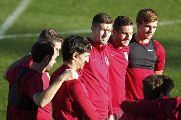 Atletico Madrid s midfielder Gabi Fernandez (C) during the training of the team held at Sports City Cerro del Espino in Madrid, Spain on 31 October 2016 on the eve of their Champions League match against Rostov at Vicente Calderon stadium. Atletico Madrid s training !ACHTUNG: NUR REDAKTIONELLE NUTZUNG!  20161031-636135338452809676
