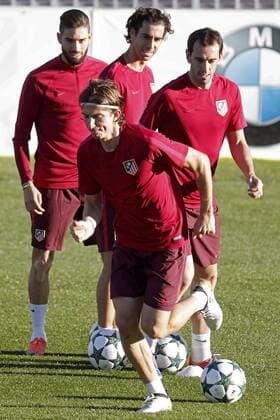 Atletico Madrid s Brazilian defender Filipe Luis (front) during the training of the team held at Sports City Cerro del Espino in Madrid, Spain on 31 October 2016 on the eve of their Champions League match against Rostov at Vicente Calderon stadium. Atletico Madrid s training !ACHTUNG: NUR REDAKTIONELLE NUTZUNG!  20161031-636135339139227414