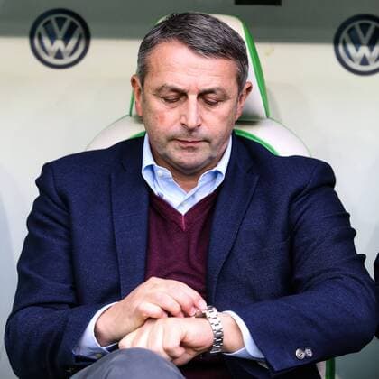 Manager Klaus Allofs (VfL Wolfsburg) schaut auf die Uhr - 1. Fu§ball Bundesliga Punktspiel Saison 2016-2017 VfL Wolfsburg vs. Bayer 04 Leverkusen in der Volkswagen Arena in Wolfsburg - Deutschland, Fu§ball, Mann, Männer,29.10.2016