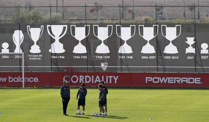 Fußball, CL, Training FC Sevilla Head coach of Sevilla FC, Jorge Sampaoli (2L), chats with his assistants during a training session in Sevilla, Spain, 01 November 2016. Sevilla FC will face GNK Dinamo Zagreb in a UEFA Champions League groups stage soccer match at the Sanchez Pizjuan stadium on 02 November. Sevilla FC training session !ACHTUNG: NUR REDAKTIONELLE NUTZUNG!  GRA031 20161101-636135991870986892