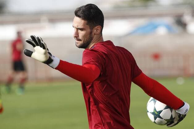 Fußball, CL, Training FC Sevilla Sevilla FC s goalkeeper Sergio Rico takes part in a training session in Sevilla, Spain, 01 November 2016. Sevilla FC will face GNK Dinamo Zagreb in a UEFA Champions League groups stage soccer match at the Sanchez Pizjuan stadium on 02 November. Sevilla FC training session !ACHTUNG: NUR REDAKTIONELLE NUTZUNG!  GRA031 20161101-636135993162421116