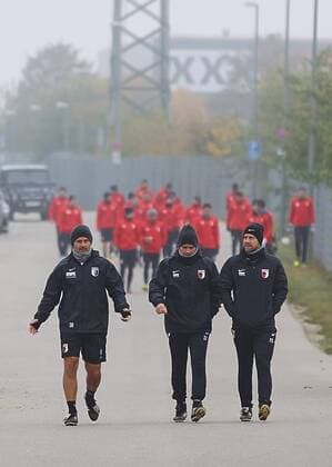 das Trainerteam geht voran, (v.li.) Dirk Schuster (Trainer FC Augsburg), Sascha Franz (Co-Trainer FC Augsburg), Frank Steinmetz (Co-Trainer FC Augsburg), auf dem Weg zum Trainingsplatz, FC Augsburg, Training, Saison 2016 - 2017, 01.11.2016