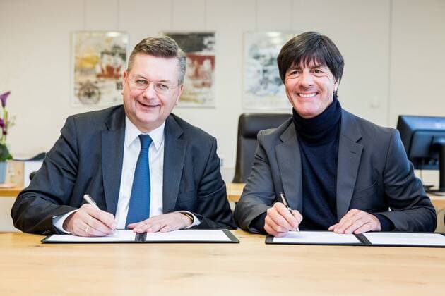 Reinhard Grindel, 60. Geburtstag am 19. September DFB und Bundestrainer Löw verlängern Vertrag bis 2020 Reinhard Grindel ( DFB-Präsident ), links - Joachim Jogi Löw ( Bundestrainer), rechts xRJPGx
