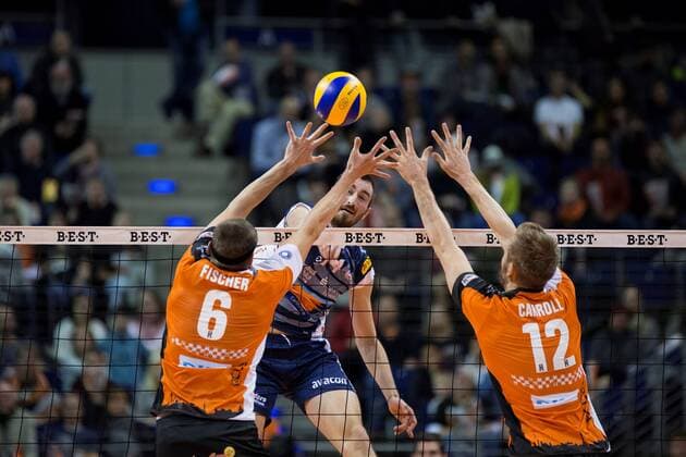 Berlin, Deutschland, 30.10.2016: Volleyball Bundesliga Saison 2016 2017 - Berlin Recycling Volleys - SVG Lueneburg. Michel Schlien (Lüneburg 14) gegen den Block aus Felix Fischer (BR Volleys 6), Paul Carroll (BR Volleys 12)