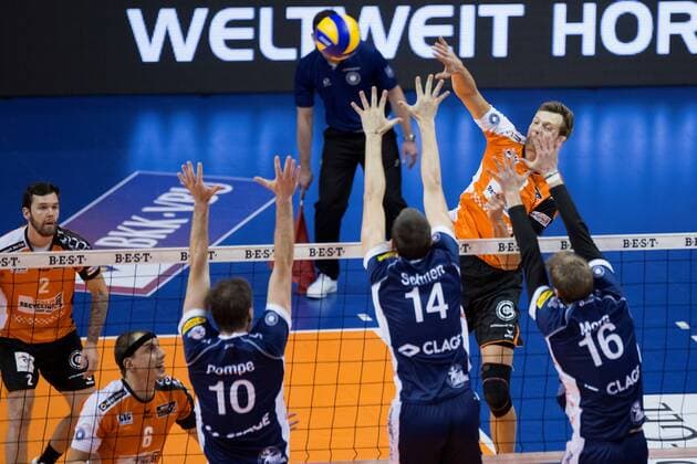 Berlin, Deutschland, 30.10.2016: Volleyball Bundesliga Saison 2016 2017 - Berlin Recycling Volleys - SVG Lueneburg. Robert Kromm (BR Volleys 3) gegen den Block aus Matthias Pompe (Lüneburg 10), Michel Schlien (Lüneburg 14), Carlos Mora Sabate (Lüneburg 16)