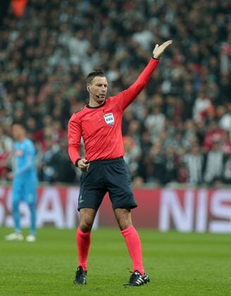 Fußball, CL, Besiktas Istanbul - SSC Neapel Game reffree Mark Clattenburg during a Champions League, group B soccer match, between Napoli and Besiktas at Vodafone Arena in Istanbul, 1st of November, 2016. (  Copyright: TolgaxAdanalix-xDepoxPhotos 15551878