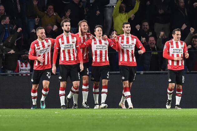 Fußball Champions League Gruppenphase 4. Spieltag PSV Eindhoven - Bayern München am 01.11.2016 im Philips-Stadion in Eindhoven Torjubel zum 1:0 durch Santiago Arias ( Eindhoven ) xRx
