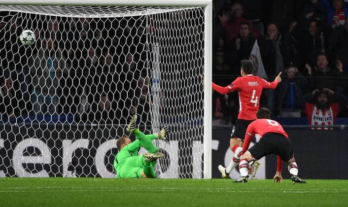 01.11.2016, xjhx, Fussball Champions League, PSV Eindhoven - FC Bayern Muenchen, emspor, v.l. Manuel Neuer (FC Bayern Muenchen), Davy Proepper (PSV Eindhoven), Santiago Arias (PSV Eindhoven), Philipp Lahm (FC Bayern Muenchen) Goal scored, Tor zum 1:0 Eindhoven