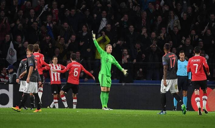 01.11.2016, xjhx, Fussball Champions League, PSV Eindhoven - FC Bayern Muenchen, emspor, v.l. Manuel Neuer (FC Bayern Muenchen), Davy Proepper (PSV Eindhoven), Santiago Arias (PSV Eindhoven), Philipp Lahm (FC Bayern Muenchen) Goal scored, Tor zum 1:0 gibt Anweisungen, gestikuliert, mit den Armen gestikulieren gives instructions, gesticulate. Eindhoven
