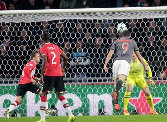 NED, UEFA CL, PSV Eindhoven (NL) vs FC Bayern München (NED) 01.11.2016, Philips-Stadion, Eindhoven, NED, UEFA CL, PSV Eindhoven (NL) vs FC Bayern München (NED Robert Lewandowski (München) vergiebt Großchance nordphotoxBratic