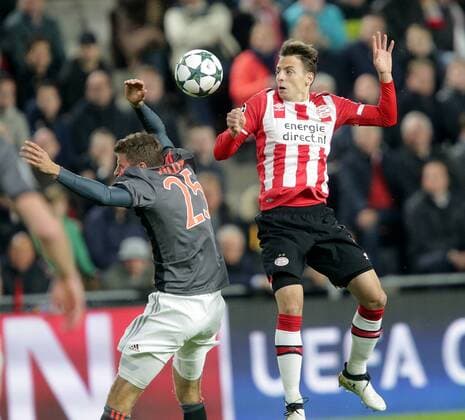 NED, UEFA CL, PSV Eindhoven (NL) vs FC Bayern München (NED) 01.11.2016, Philips-Stadion, Eindhoven, NED, UEFA CL, PSV Eindhoven (NL) vs FC Bayern München (NED) Thomas Müller (München), Santiago Arias (Eindhoven) nordphotoxBratic