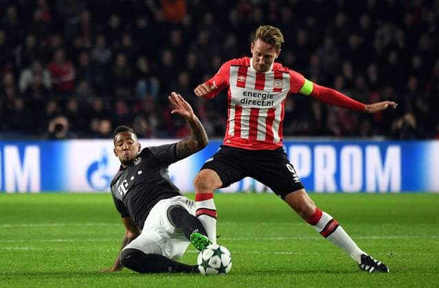 01.11.2016, xjhx, Fussball Champions League, PSV Eindhoven - FC Bayern Muenchen, emspor, v.l. Jerome Boateng (FC Bayern Muenchen), Luuk de Jong (PSV Eindhoven) Eindhoven