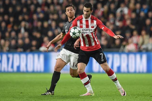 Fußball Champions League Gruppenphase 4. Spieltag PSV Eindhoven - Bayern München am 01.11.2016 im Philips-Stadion in Eindhoven Xabi Alonso ( München ), links - Gaston Pereiro ( Eindhoven ), rechts xRx