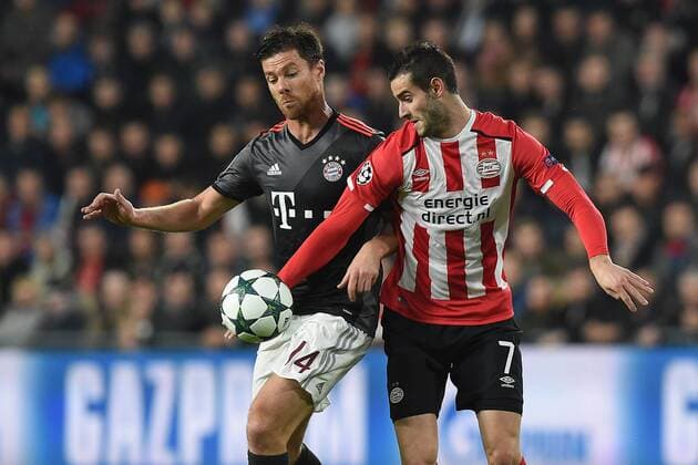 Fußball Champions League Gruppenphase 4. Spieltag PSV Eindhoven - Bayern München am 01.11.2016 im Philips-Stadion in Eindhoven Xabi Alonso ( München ), links - Gaston Pereiro ( Eindhoven ), rechts xRx