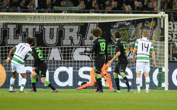 01.11.2016, xmhx, Fussball Champions League, Borussia Moenchengladbach - Celtic Glasgow, emspor, v.l. Scott Sinclair (Celtic Glasgow) trifft das Lattenkreuz, Pfosten, Julian Korb (Borussia Moenchengladbach), Fabian Johnson (Borussia Moenchengladbach), Yann Sommer (Borussia Moenchengladbach), Tobias Strobl (Borussia Moenchengladbach), Stuart Armstrong (Celtic Glasgow) Moenchengladbach